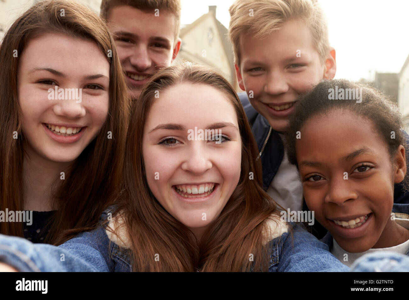 Los adolescentes tomando Selfie en teléfono móvil en entorno urbano Foto de stock
