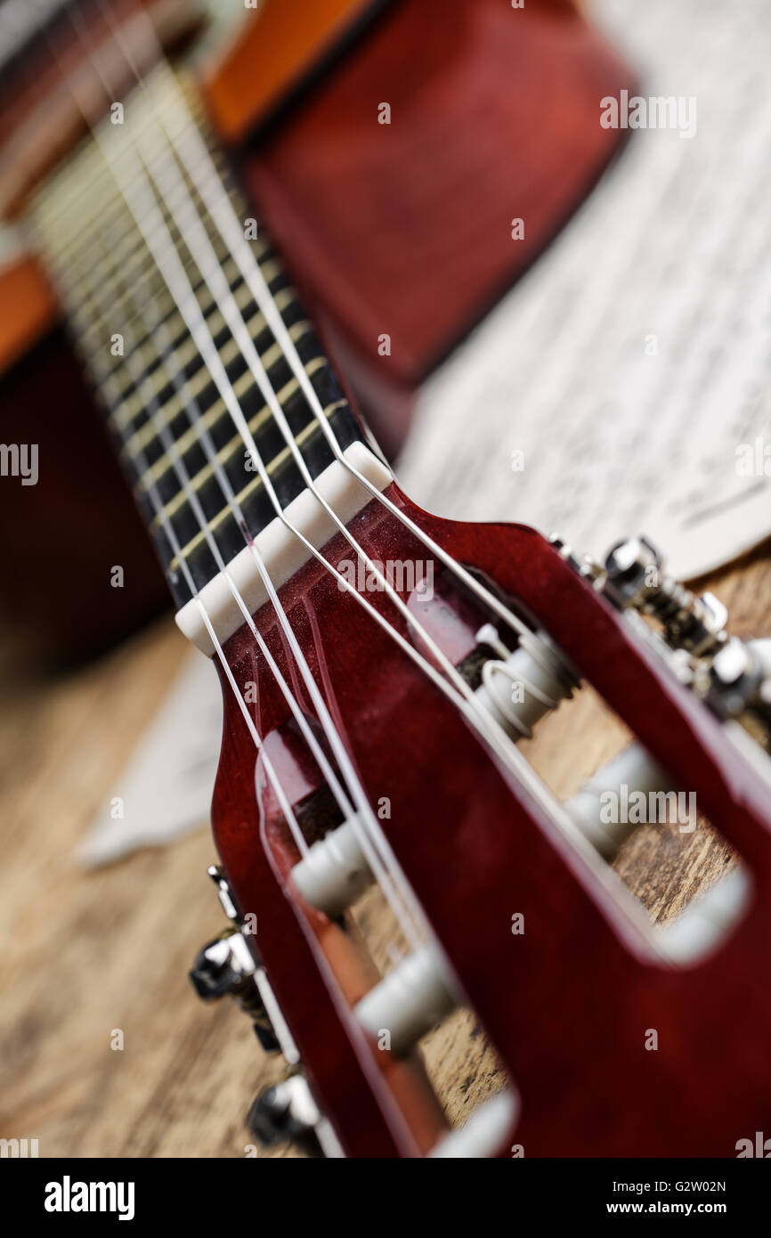 Guitarra de cuerdas de nylon clásica con partituras Foto de stock