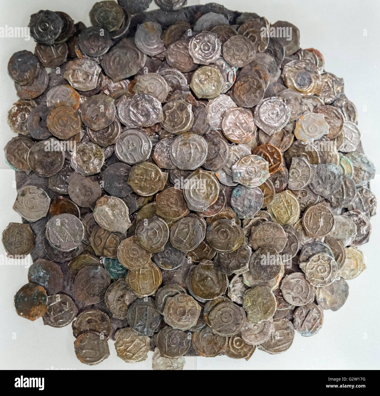 Edad de Hierro alto-tin monedas de bronce de la Sunbury acaparan, c.100-50 BC, encontrado en Shepperton cerca de Sunbury y exhibida en el Museo de Londres, Londres, Inglaterra, Reino Unido. Foto de stock