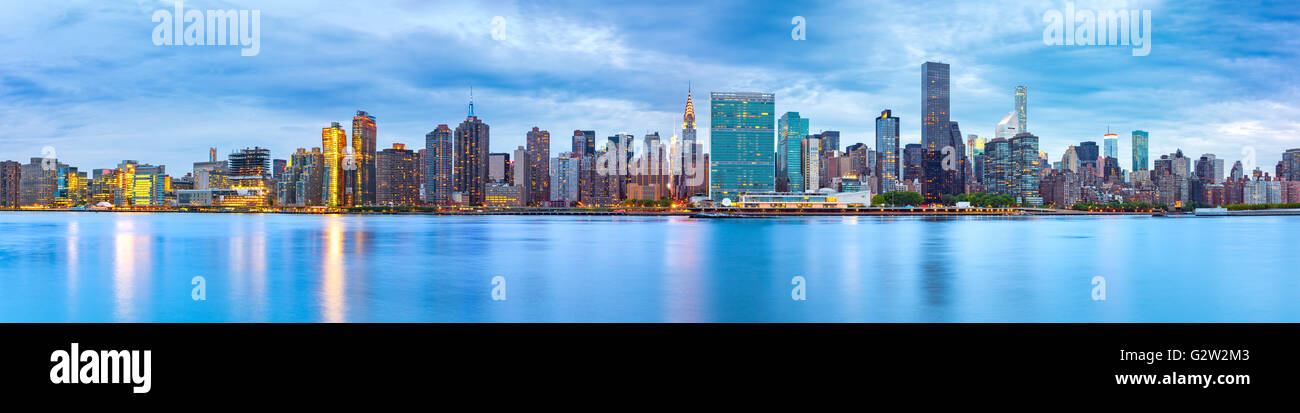 Panorama de Midtown Manhattan, visto desde la Plaza del Gantry State Park en East River Foto de stock