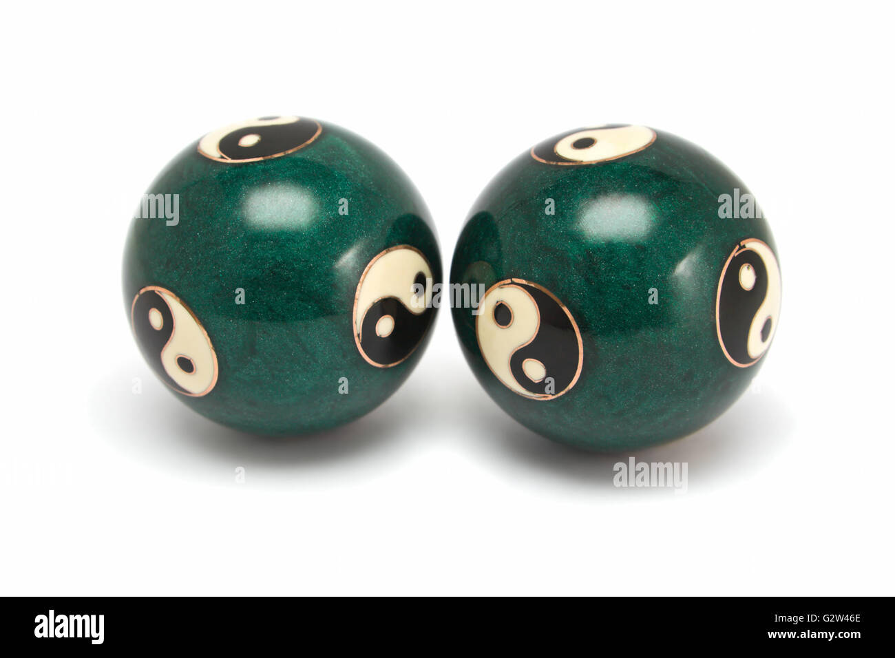 Yin Yang bolas de masaje de manos. Aislado en blanco Fotografía de stock -  Alamy