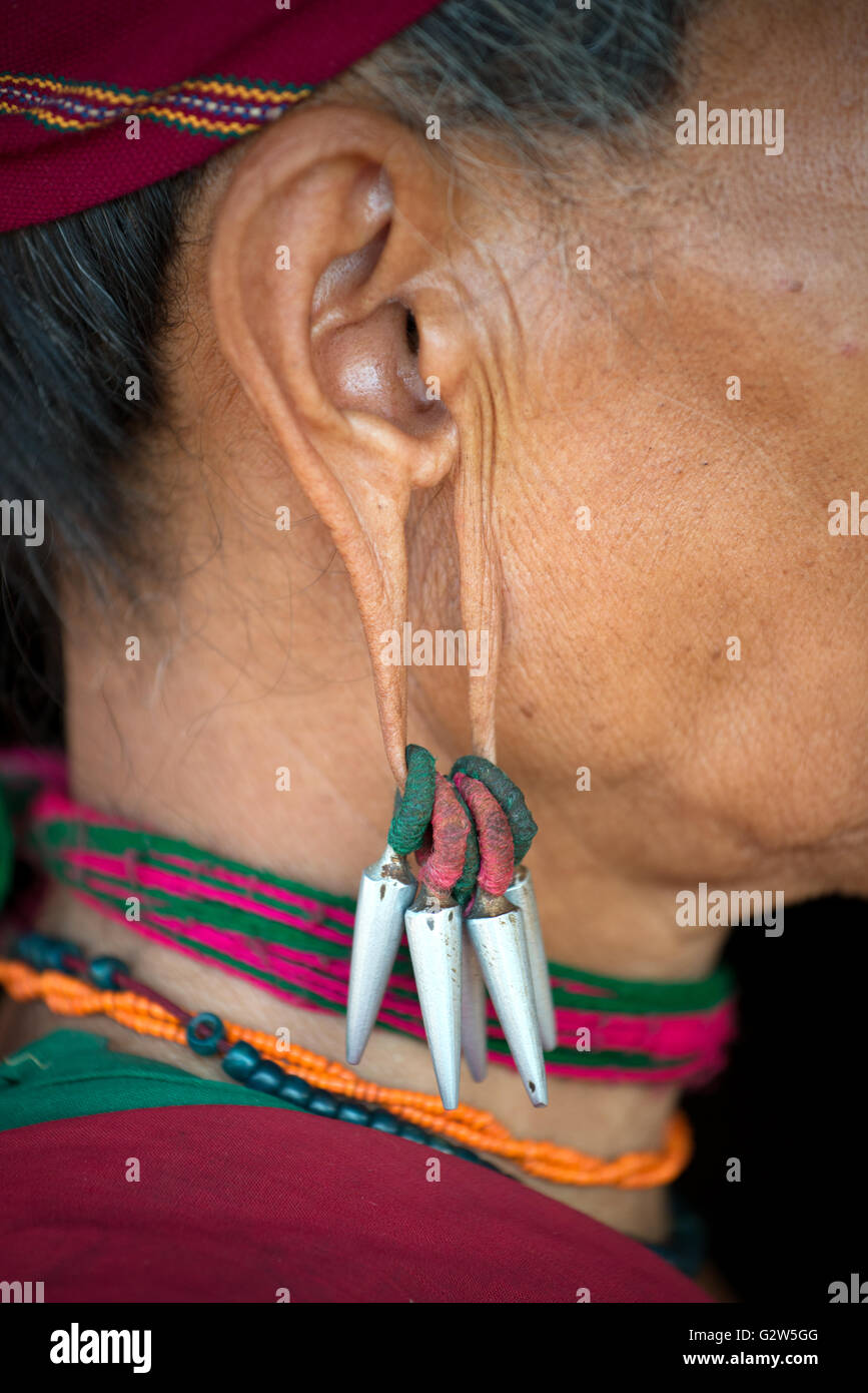 Detalle de aretes tradicional de una mujer, aldea Dawtamakyi Kayah, Kayan Estado, Myanmar Foto de stock