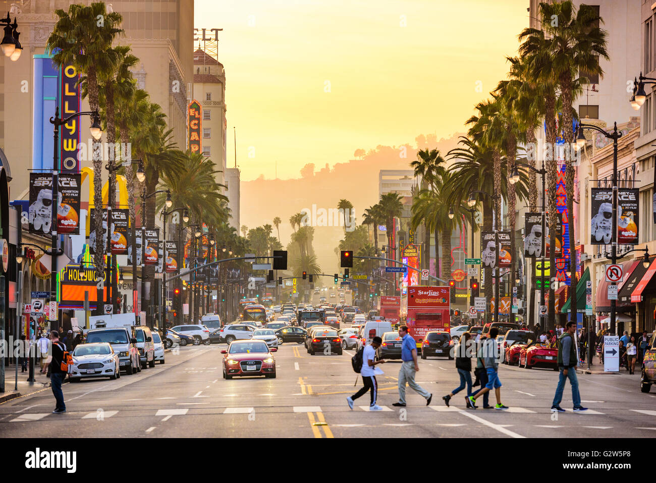 Tráfico y peatones en Hollywood Boulevard al anochecer. Foto de stock