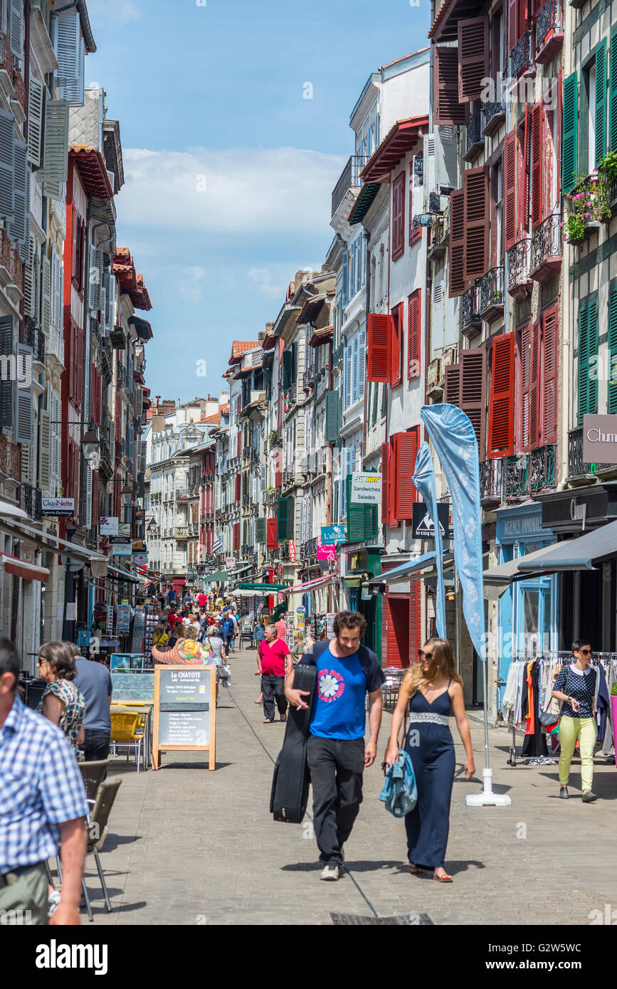La gente caminando en la calle Rue de Espagne street, la principal calle comercial de Bayona. Aquitania, Francia. Foto de stock