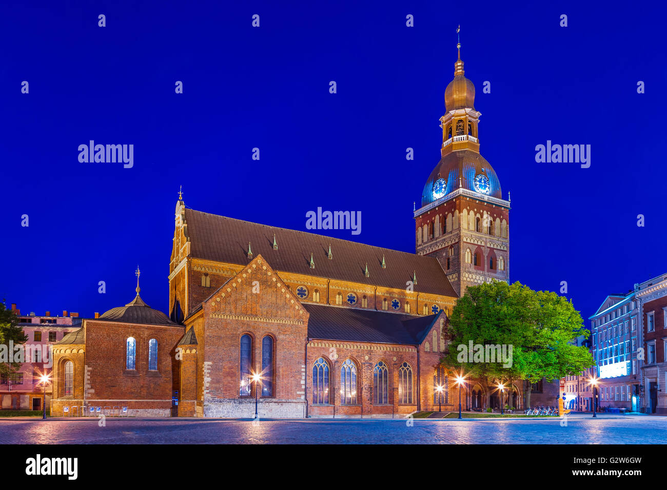 Al anochecer, la Catedral de Riga, Letonia Foto de stock