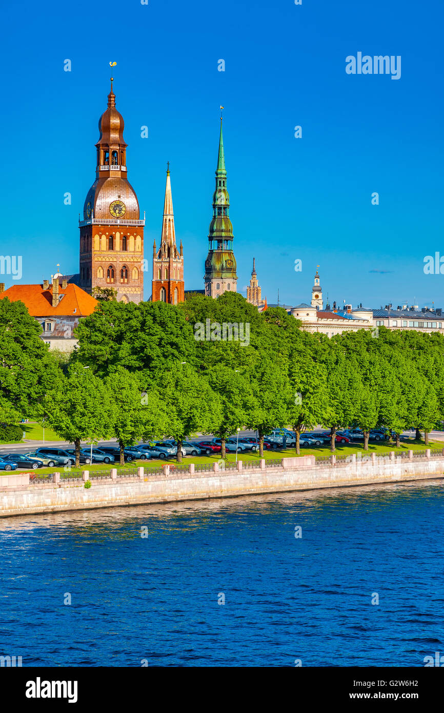 Casco antiguo de Riga y el río Daugava, Riga Catedral, Iglesia de San Pedro y otros spiers en Riga, Letonia. Foto de stock