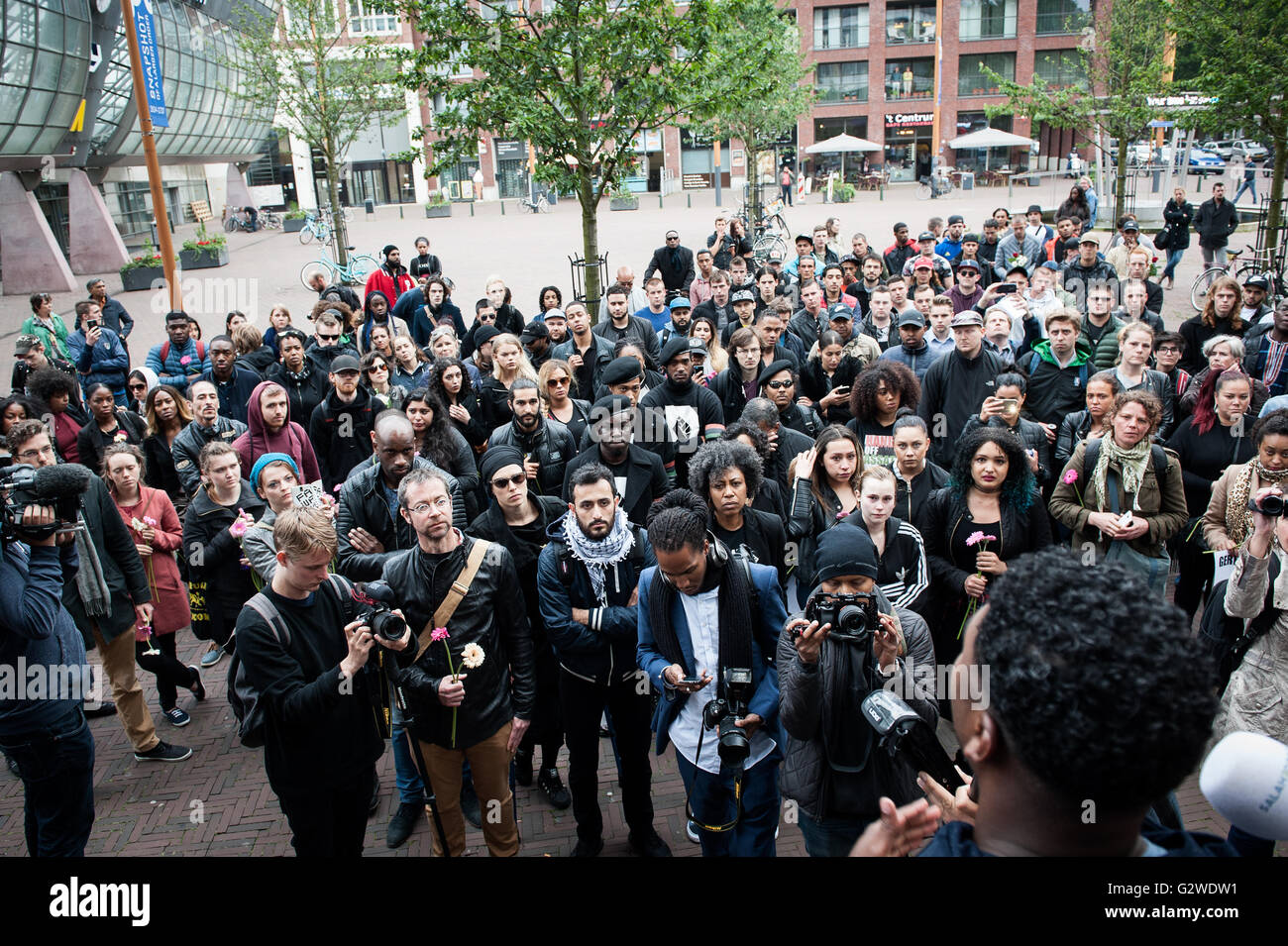 Schiedam, Holanda. El 3 de junio, 2016. El lunes, 30 de mayo, Mitchel Winters (21), fue baleado y muerto por un policía en la Beatrix Park en Schiedam, Países Bajos. Inicialmente se anunció que él era un ladrón armado, pero esto se descubrió más tarde que no es verdad. Ahora se afirma que Mitchell habría provocado su muerte. En los tres días siguientes a su muerte la noticia de la Fiscalía, así como los medios de comunicación holandeses que rodean Mitchel es contradictoria y confusa. Crédito: Romy Arroyo Fernandez/Alamy Live News Foto de stock