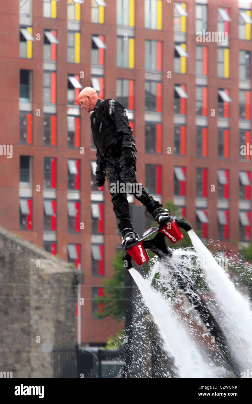 Festival internacional del río Mersey, Liverpool, Merseyside. El 4 de junio  de 2106. Un stunt rider muestra sus habilidades en un Flyboard, a veces  conocido como jetpack o hoverboard. El agua es