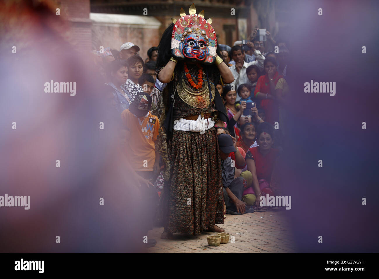 Lalitpur, Nepal. El 4 de junio, 2016. Un nepalí persona vestida como
