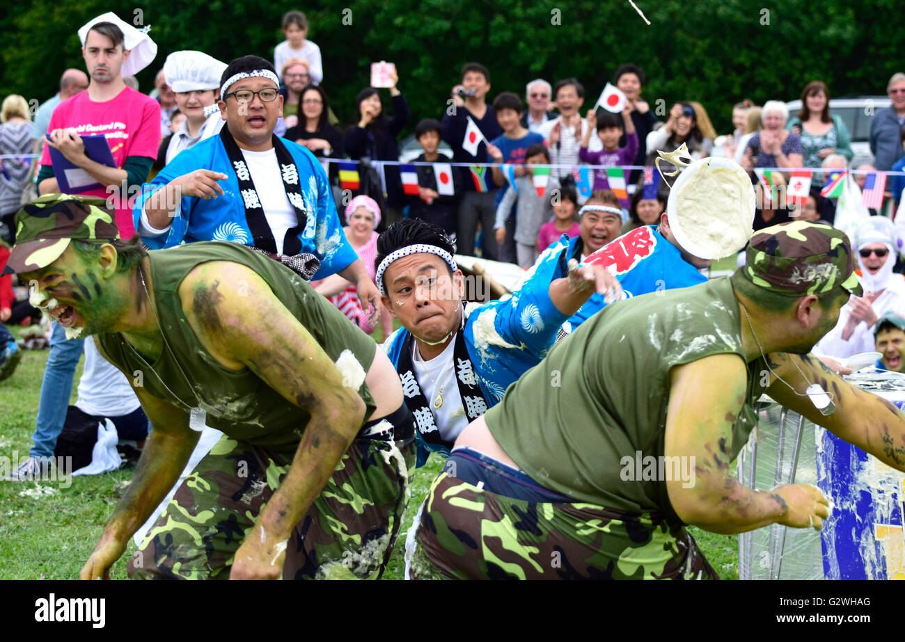 Coxheath, Kent, Inglaterra, 4 de junio de 2016. Equipos de cuatro oficiales de competir en el Campeonato Mundial de natillas tarta de 2016 en la aldea de Coxheath cerca de Maidstone, Kent. Iniciado en 1967 por el concejal Mike FitzGerald como una manera de recaudar dinero para el salón Village, el evento deportivo internacional se ha convertido en un accesorio con un equipo de Japón ganando en 2015. Crédito: PjrNews http://www.worldcustardpiechampionship.co.uk//Alamy Live News Foto de stock