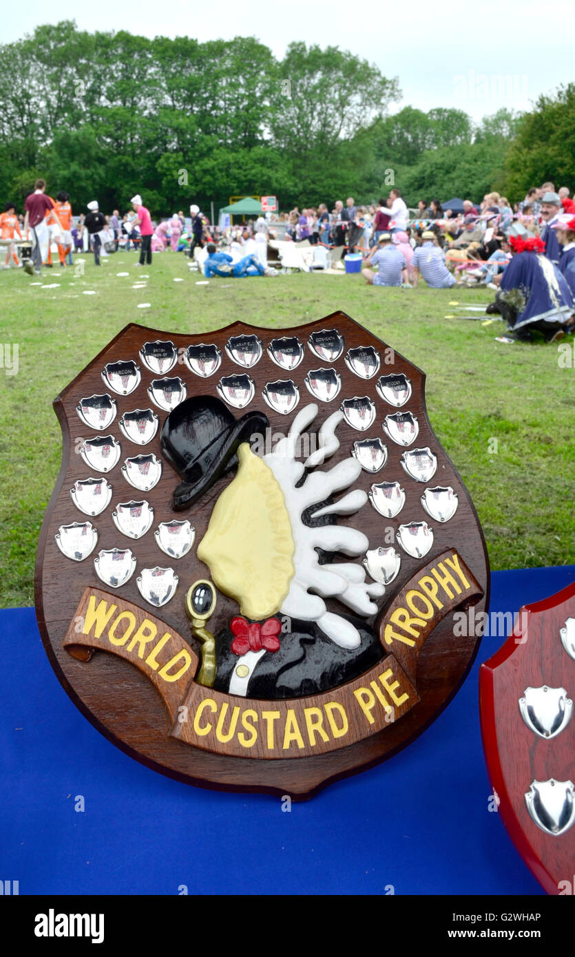 Coxheath, Kent, Inglaterra, 4 de junio de 2016. Equipos de cuatro oficiales de competir en el Campeonato Mundial de natillas tarta de 2016 en la aldea de Coxheath cerca de Maidstone, Kent. Iniciado en 1967 por el concejal Mike FitzGerald como una manera de recaudar dinero para el salón Village, el evento deportivo internacional se ha convertido en un accesorio con un equipo de Japón ganando en 2015. Crédito: PjrNews http://www.worldcustardpiechampionship.co.uk//Alamy Live News Foto de stock