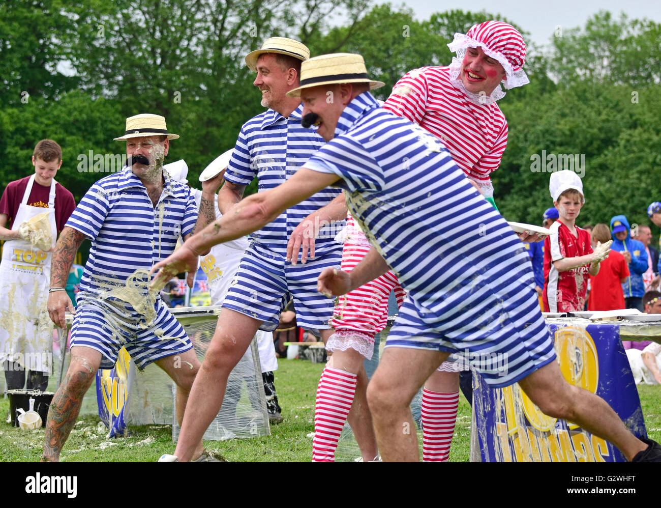 Coxheath, Kent, Inglaterra, 4 de junio de 2016. Equipos de cuatro oficiales de competir en el Campeonato Mundial de natillas tarta de 2016 en la aldea de Coxheath cerca de Maidstone, Kent. Iniciado en 1967 por el concejal Mike FitzGerald como una manera de recaudar dinero para el salón Village, el evento deportivo internacional se ha convertido en un accesorio con un equipo de Japón ganando en 2015. Crédito: PjrNews http://www.worldcustardpiechampionship.co.uk//Alamy Live News Foto de stock