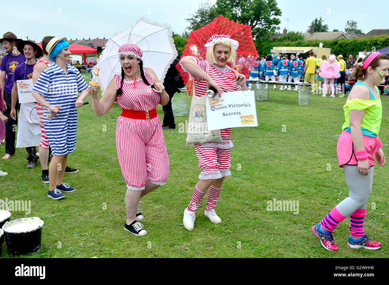 Coxheath, Kent, Inglaterra, 4 de junio de 2016. Equipos de cuatro oficiales de competir en el Campeonato Mundial de natillas tarta de 2016 en la aldea de Coxheath cerca de Maidstone, Kent. Iniciado en 1967 por el concejal Mike FitzGerald como una manera de recaudar dinero para el salón Village, el evento deportivo internacional se ha convertido en un accesorio con un equipo de Japón ganando en 2015. Crédito: PjrNews http://www.worldcustardpiechampionship.co.uk//Alamy Live News Foto de stock