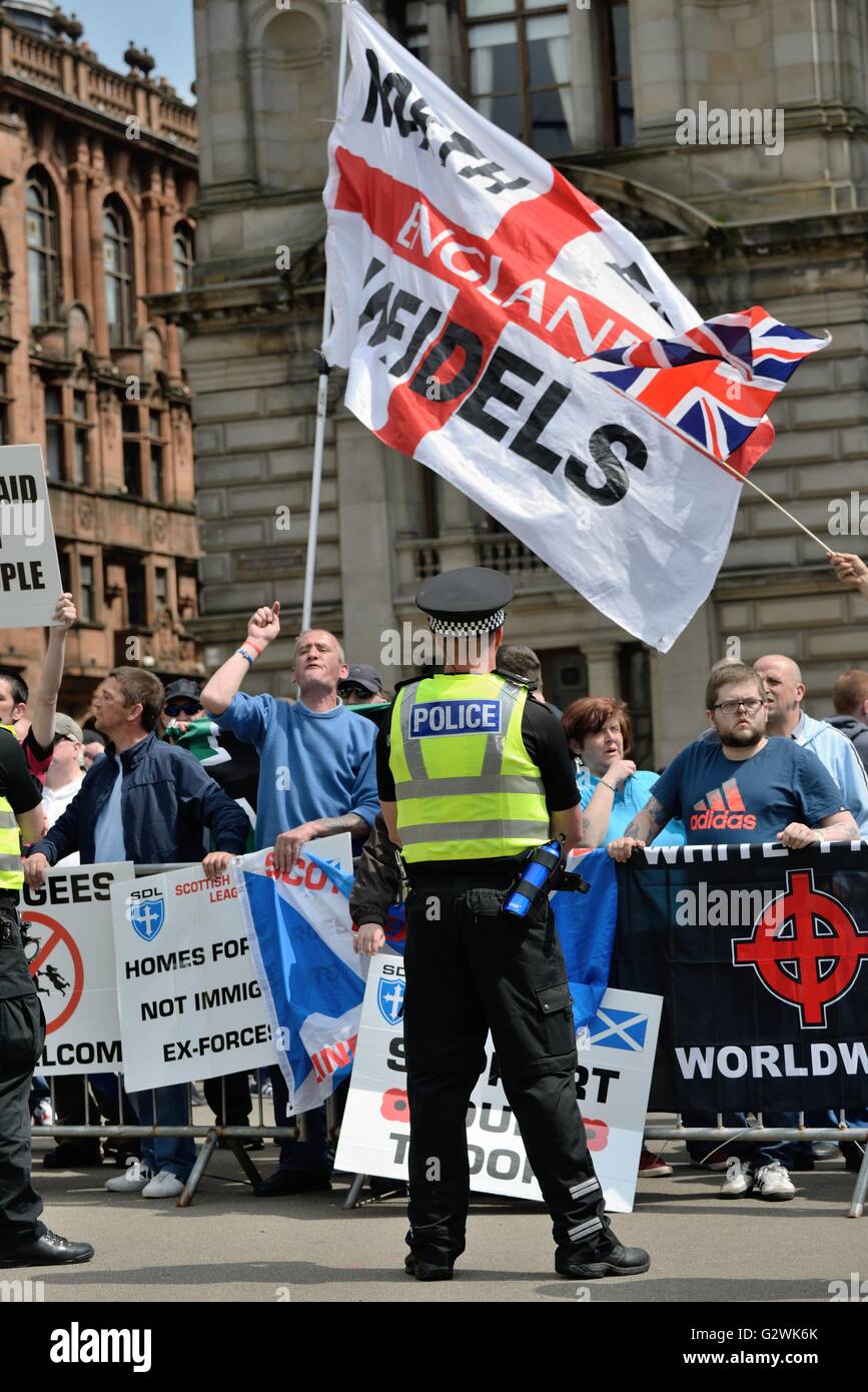 Protesta de la liga de defensa escocesa fotografías e imágenes de alta  resolución - Alamy