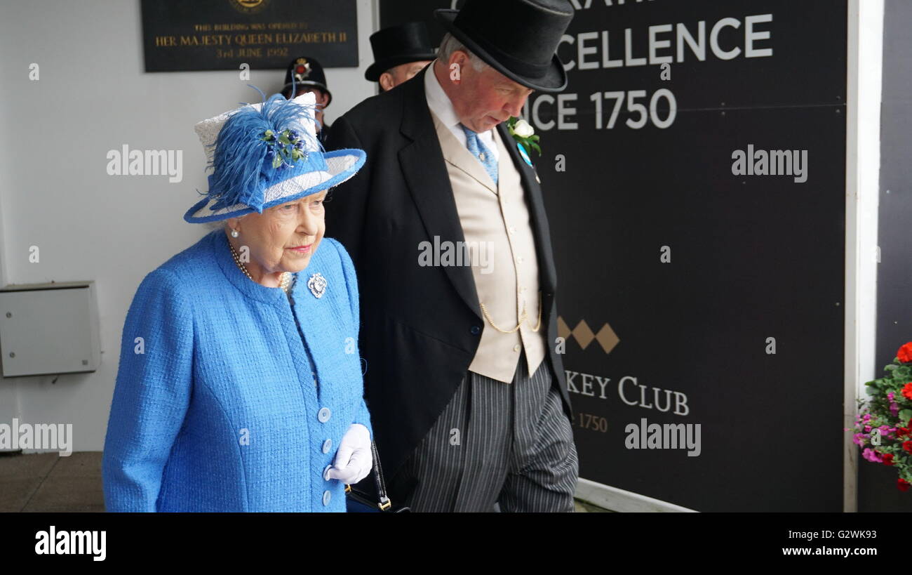 Epsom Downs, Surrey, Reino Unido. 03Rd Junio, 2016. Su Alteza Real la Reina es acompañado a la tribuna para presentar el trofeo al ganador del 2016 Crédito: Derby Investec Motofoto/Alamy Live News Foto de stock