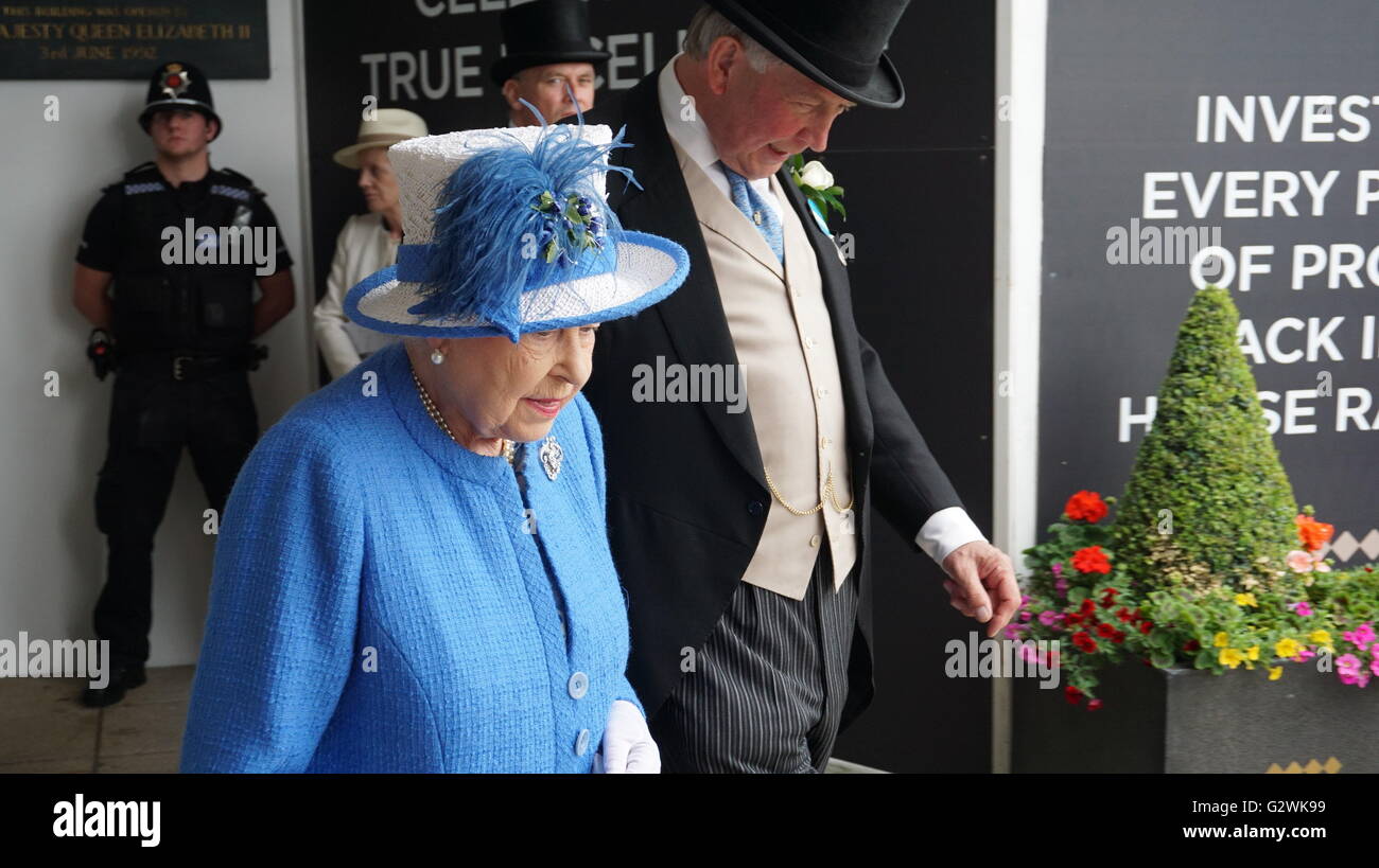 Epsom Downs, Surrey, Reino Unido. 03Rd Junio, 2016. Su Alteza Real la Reina es acompañado a la tribuna para presentar el trofeo al ganador del 2016 Crédito: Derby Investec Motofoto/Alamy Live News Foto de stock