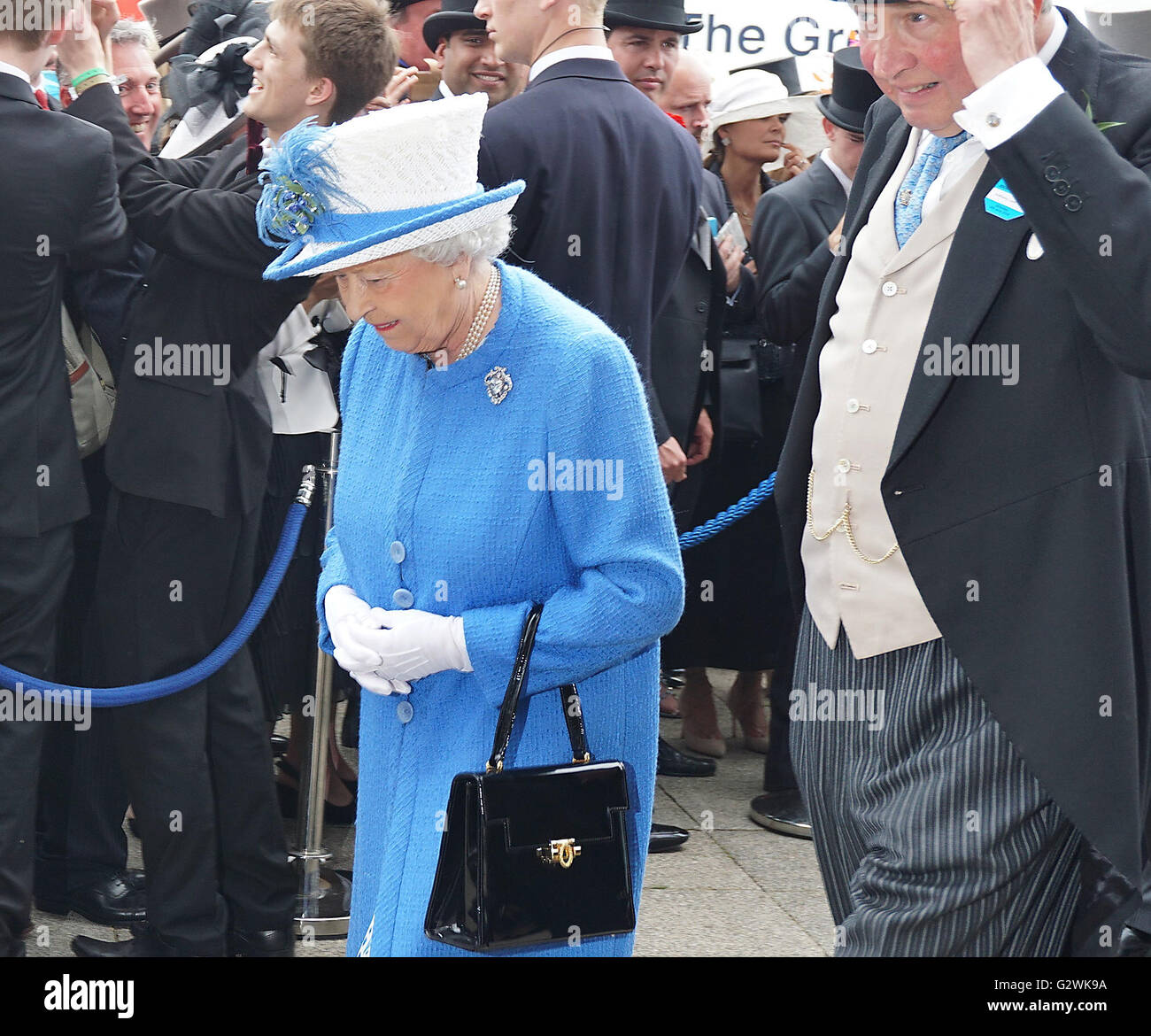 Epsom Downs, Surrey, Reino Unido. 03Rd Junio, 2016. Su Alteza Real la Reina es acompañado a la tribuna para presentar el trofeo al ganador del 2016 Crédito: Derby Investec Motofoto/Alamy Live News Foto de stock