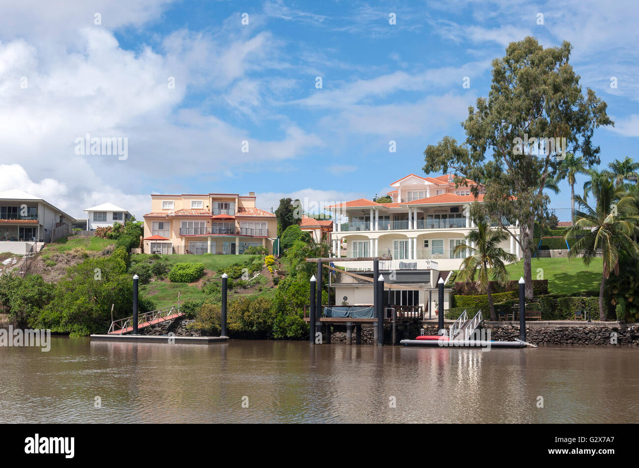 Riverside casas de lujo por el río Brisbane, Fig Tree Pocket, Brisbane, Queensland, Australia Foto de stock