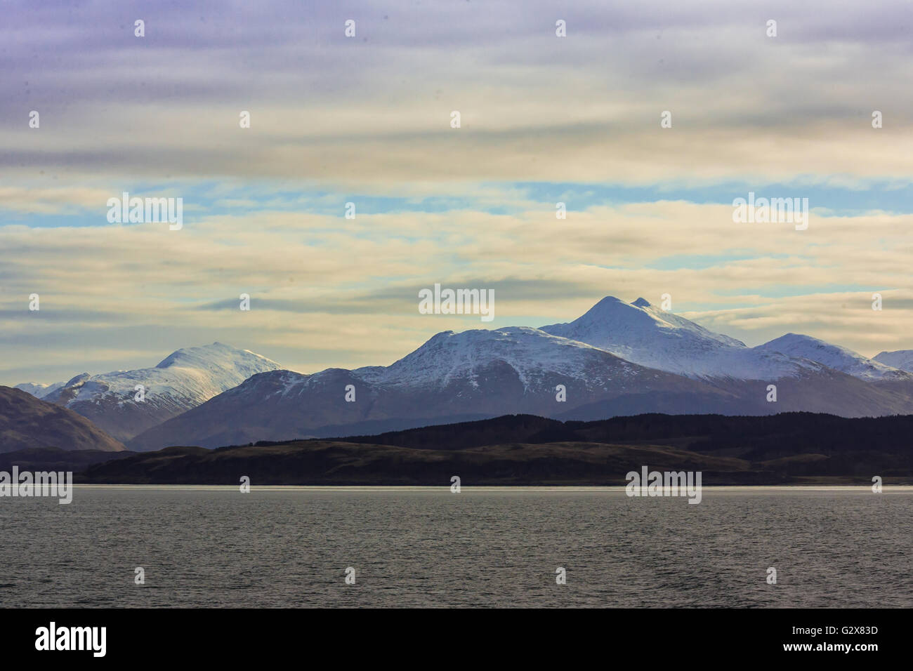 Las montañas de la costa occidental de Escocia se ve desde Foto de stock