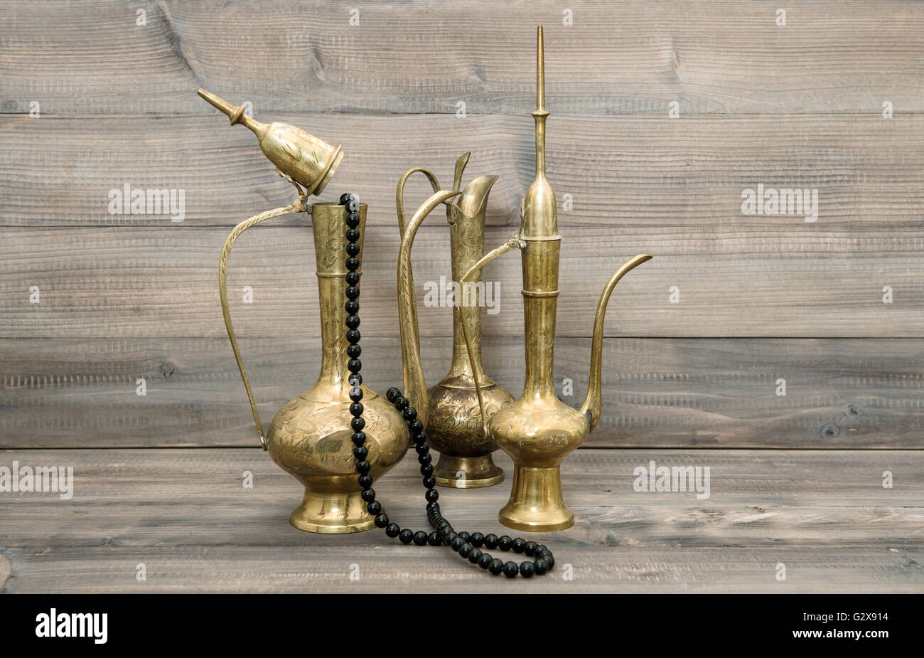 Vintage árabe jarra, vase, tetera. Golden elementos decorativos orientales  e islámicos, rosario Fotografía de stock - Alamy