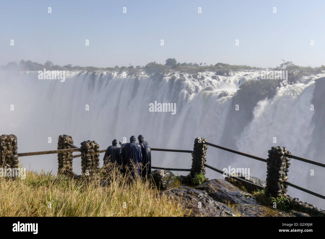 Grupo turístico viendo más altas colinas patrimonio turismo pregunto lugar en Victoria cae agua en Livingstone Zambia - África Foto de stock