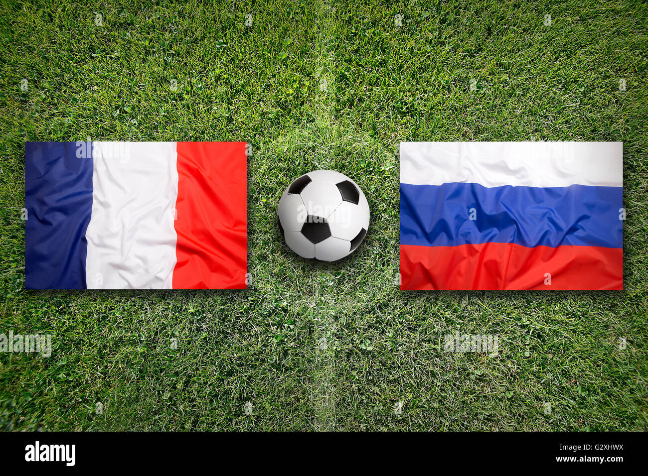 Francia vs. Rusia banderas en un campo de fútbol verde Fotografía de stock  - Alamy