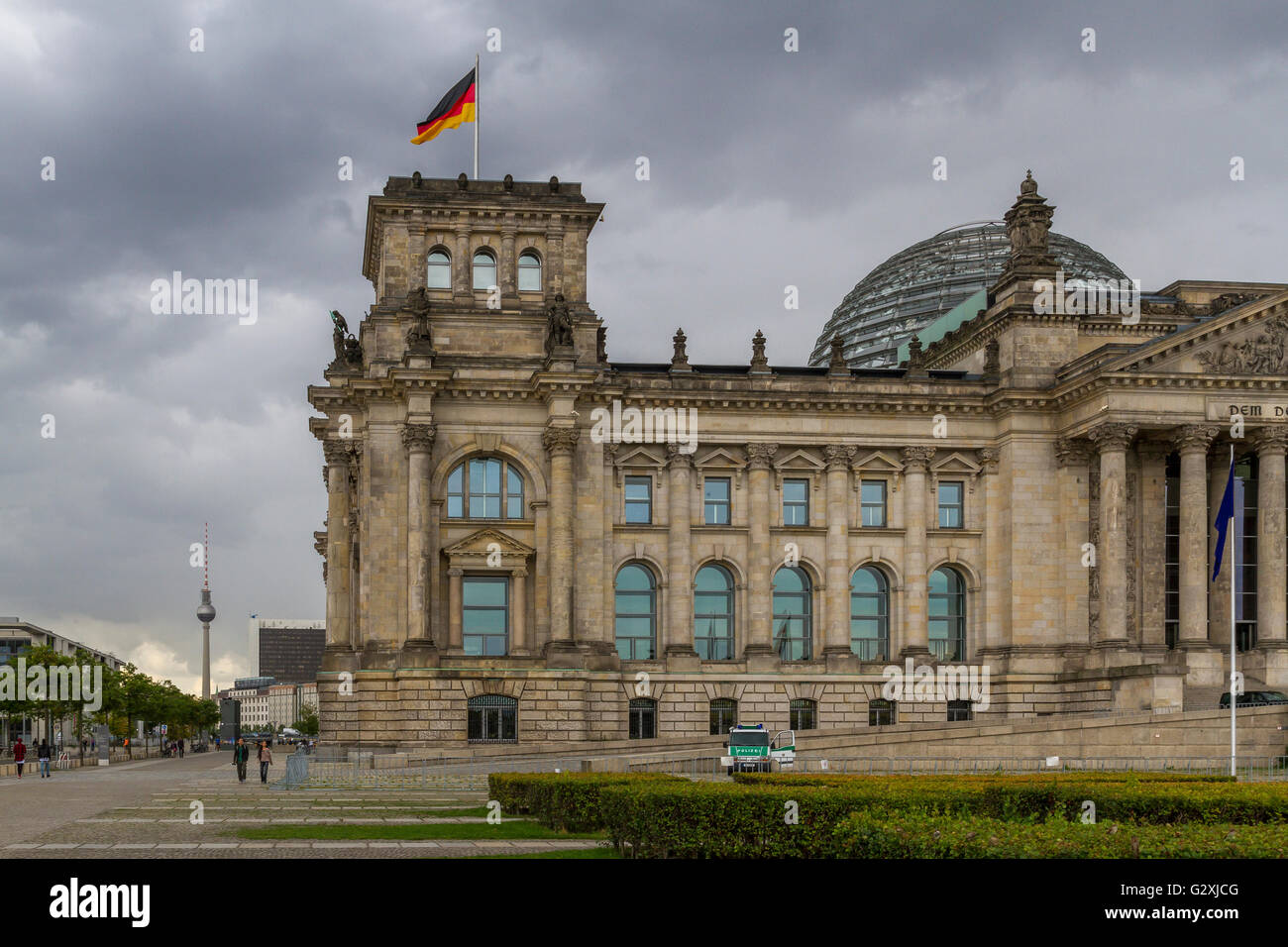 El edificio Reichstag, que alberga el parlamento alemán o el parlamento alemán con una gran cúpula de vidrio diseñada por Sir Norman Foster Foto de stock