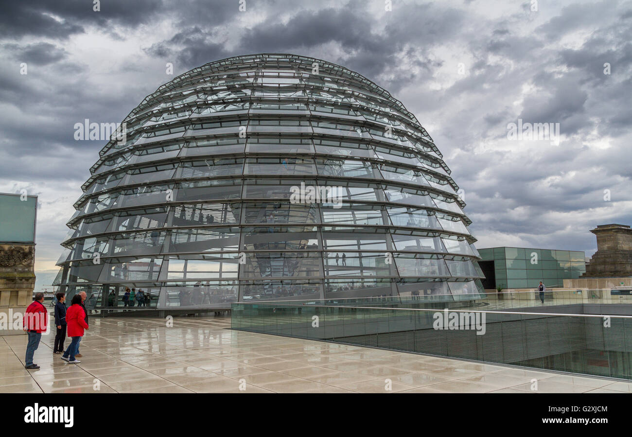 Cielo tormentoso sobre el edificio del Reichstag ,que alberga el Bundestag o Parlamento Alemán con una gran cúpula de vidrio diseñada por Sir Norman Foster. Foto de stock