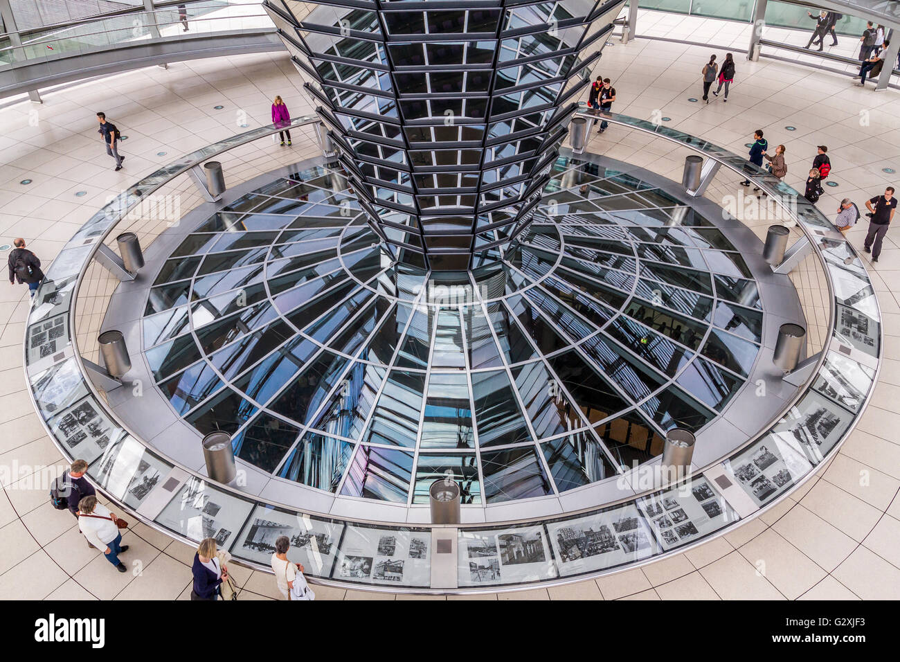 El interior de la cúpula de cristal del edificio Reichstag, que alberga el Bundestag alemán o el parlamento alemán diseñado por Sir Norman Foster, Berlín Foto de stock