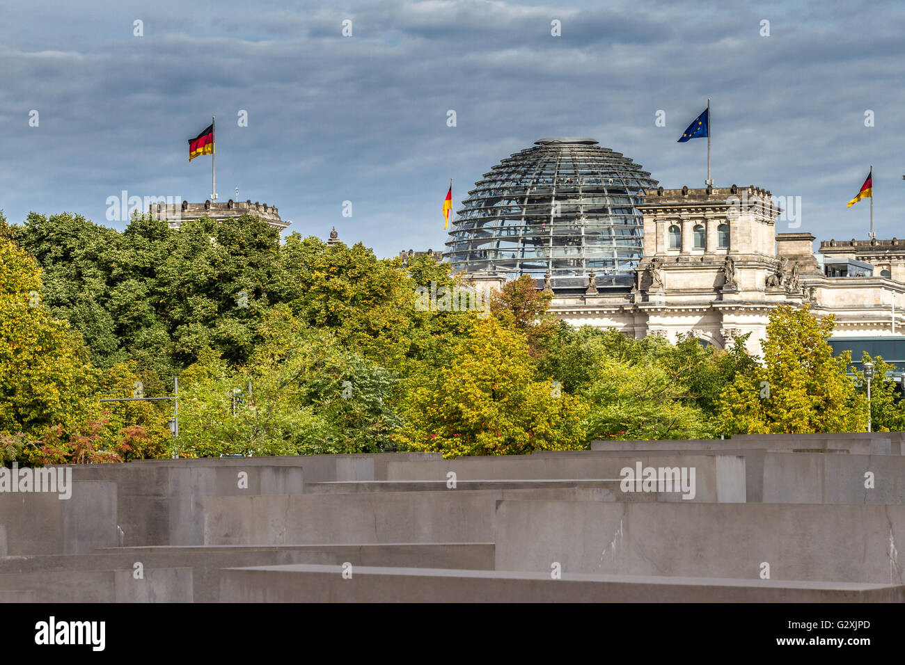 El edificio Reichstag del monumento conmemorativo del Holocausto que alberga el Bundestag alemán con una gran cúpula de cristal diseñada por Sir Norman Foster, Berlín Foto de stock