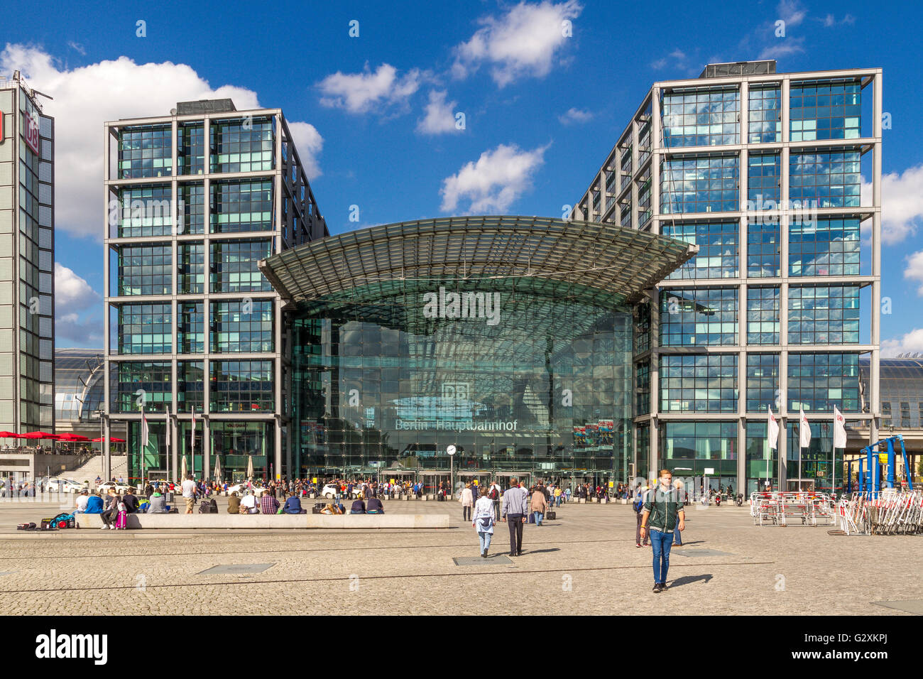 La entrada principal a la estación Hauptbahnhof de Berlín, la principal estación de tren de Berlín, Berlín, Alemania Foto de stock
