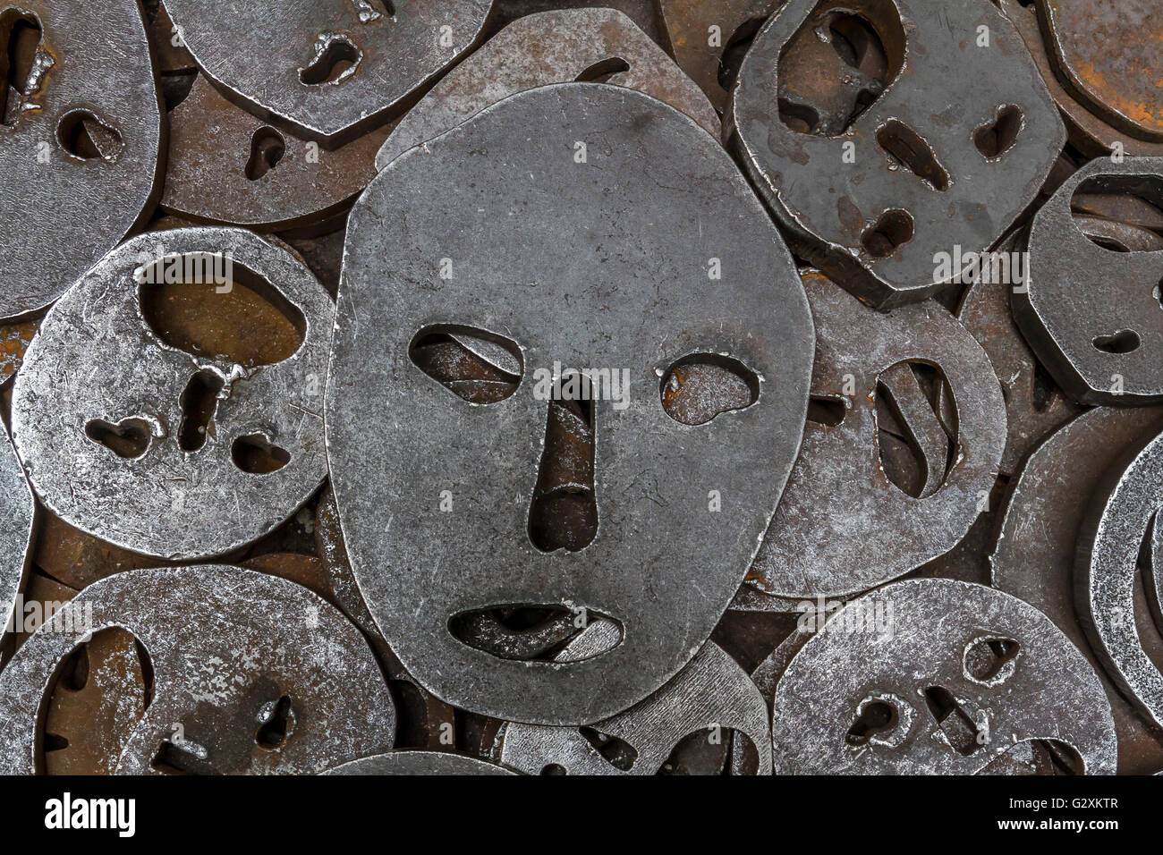 - Shalekhet hojas caídas,Instalación de superficies metálicas con la boca abierta, corte de planchas de hierro redondo pesado cubre el suelo,en el Museo Judío de Berlín Foto de stock