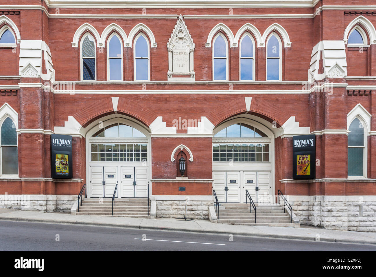 Entrada principal en el histórico auditorio Ryman, en el centro de Nashville, Tennessee Foto de stock
