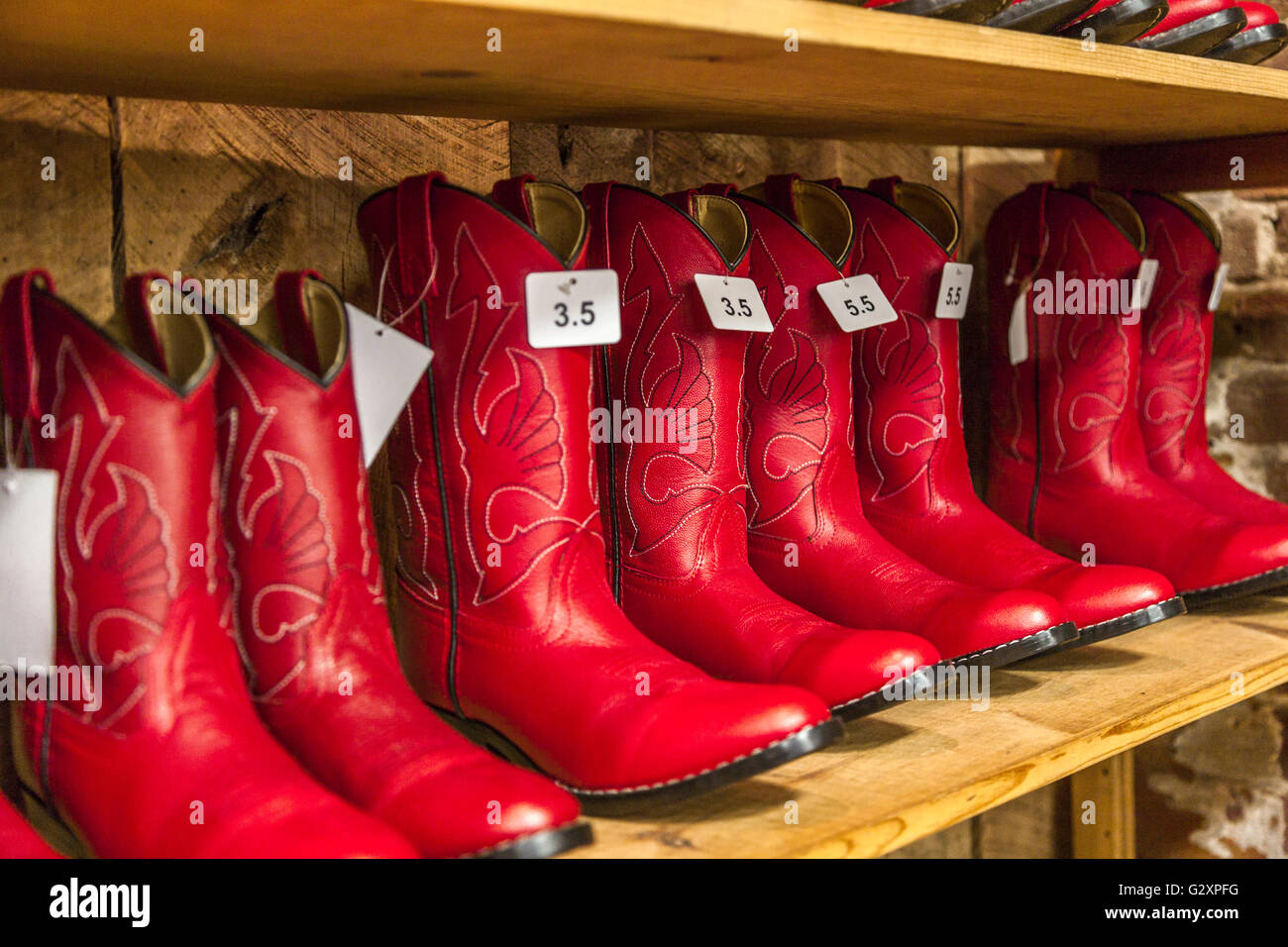 Arqueológico recurso Neuropatía La mujer botas vaqueras rojas para la venta en la tienda de botas en el  centro de Nashville, Tennessee Fotografía de stock - Alamy