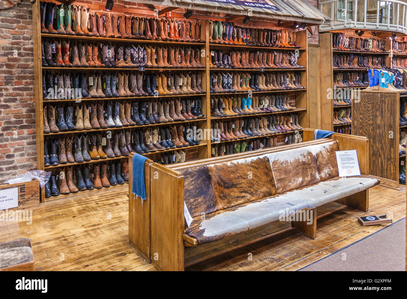 Gran variedad de botas de vaquero para la venta en la tienda de botas en el centro de Nashville, Tennessee Foto de stock