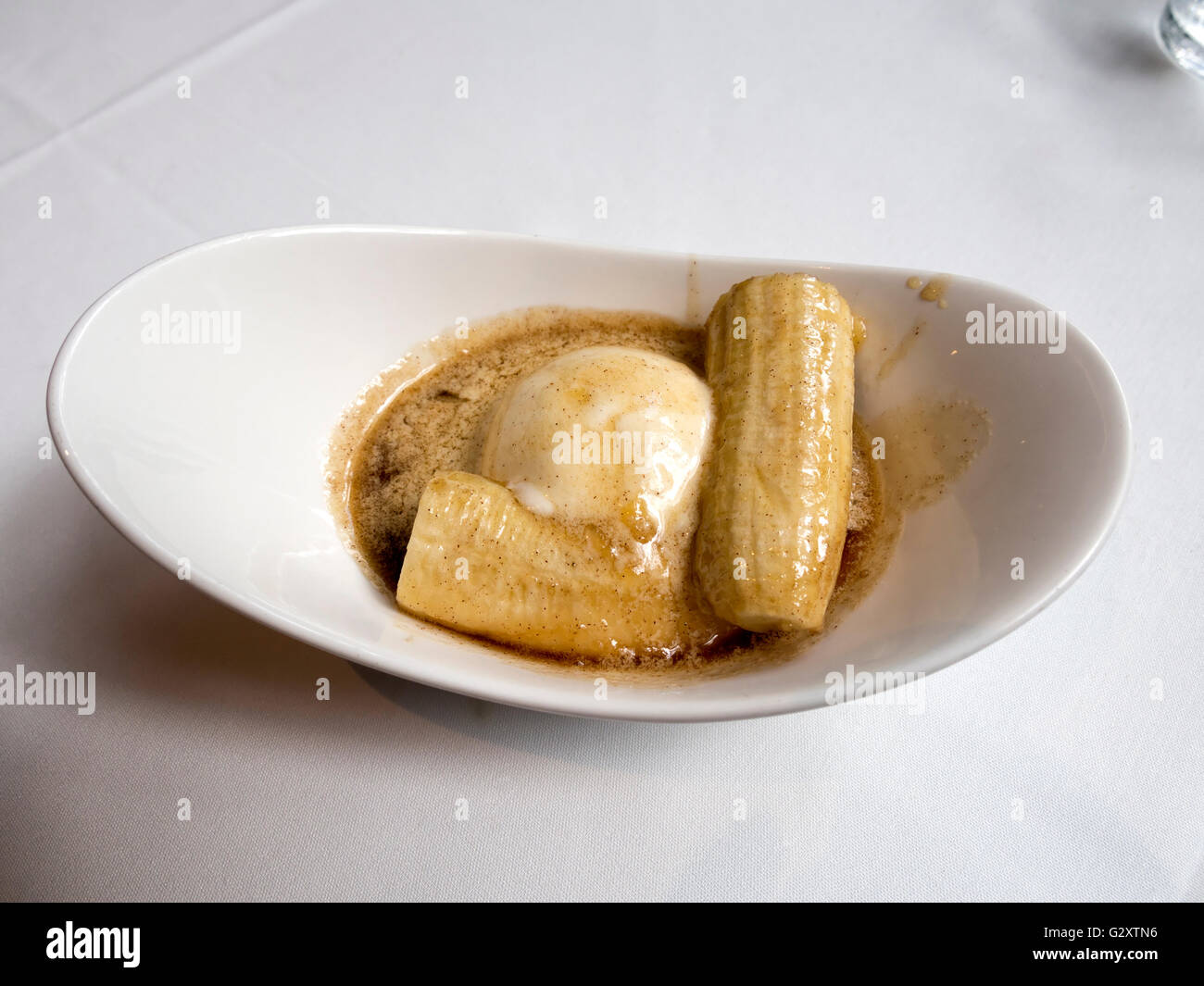 Bananas Foster en un manjar blanco Foto de stock