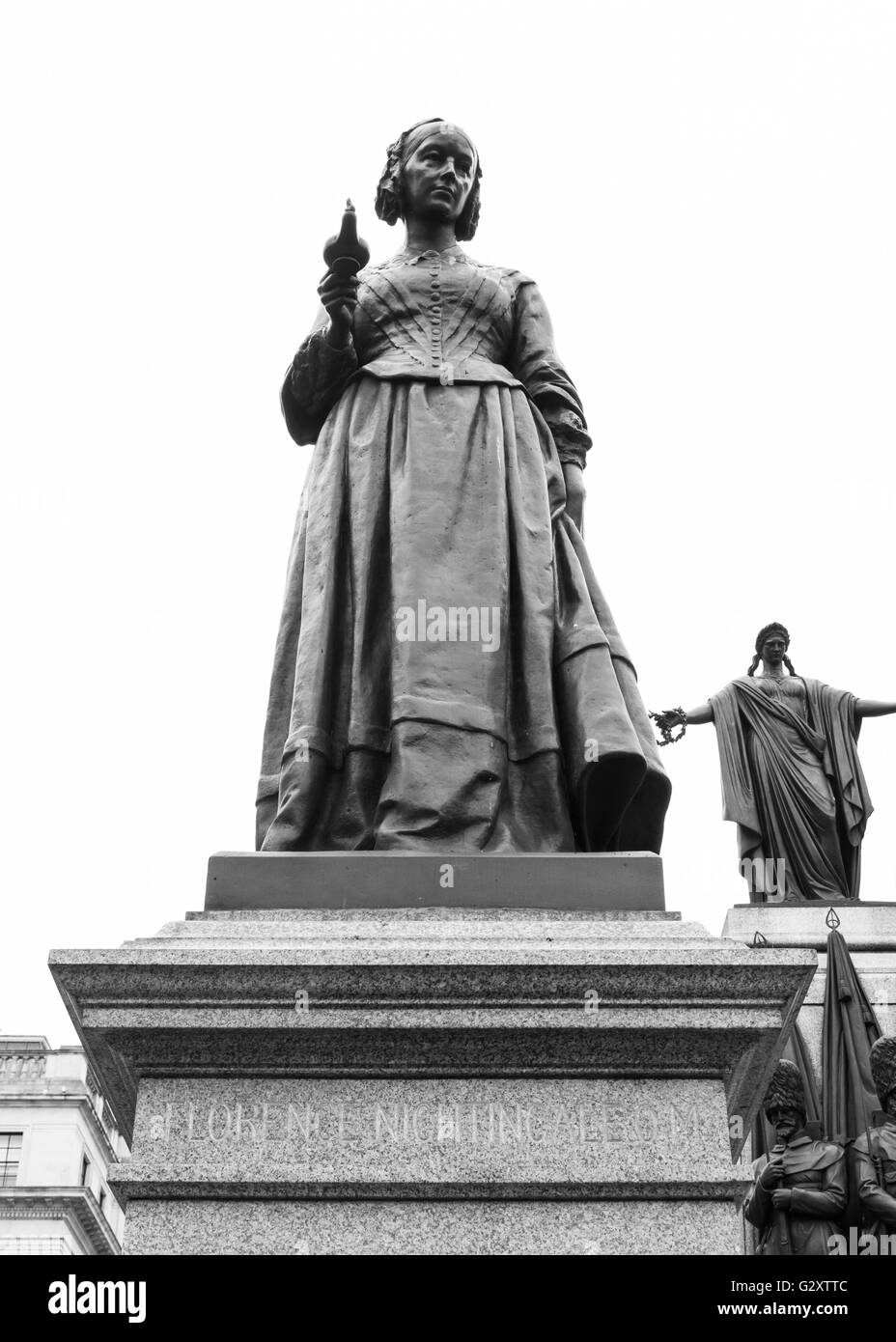 Estatua de Florence Nightingale, con el Monumento Conmemorativo de la guerra de Crimea detrás. Foto de stock