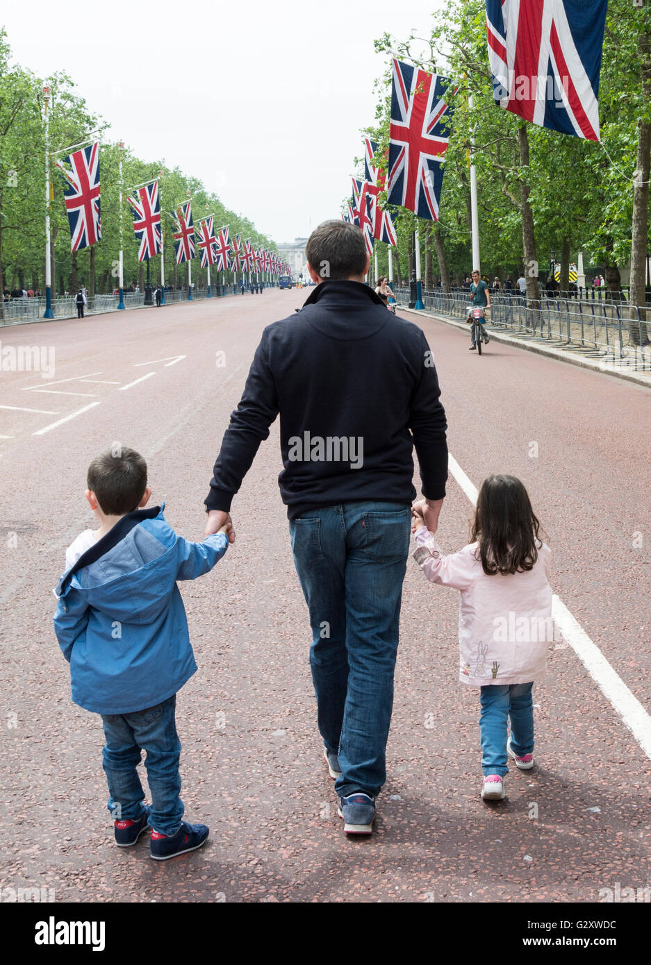 Un padre caminando con sus dos hijos pequeños - las secuelas de la Trooping the Colour on Horse Guards Parade - The Coronel's Review Foto de stock