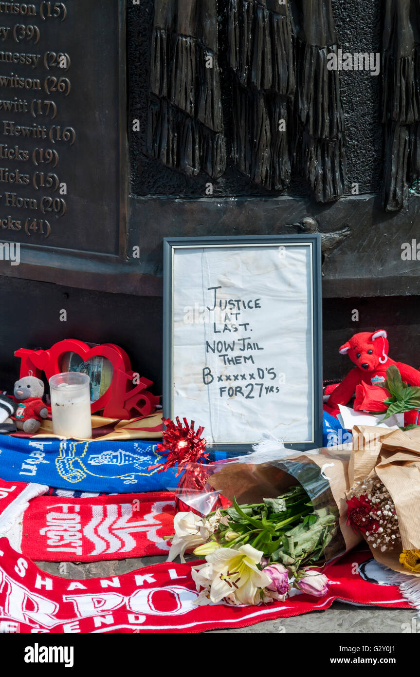 Un mensaje en el monumento a las víctimas del desastre de Hillsborough tras los resultados de la investigación. Foto de stock