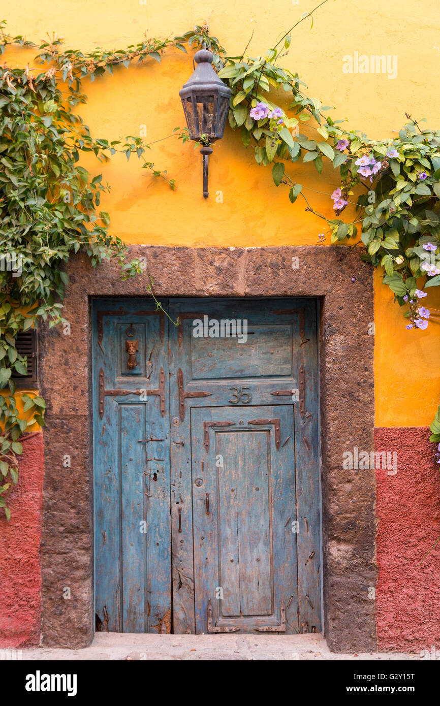 Un tradicional estilo hacienda puerta de madera pintadas en una casa  histórica de San Miguel de Allende, México Fotografía de stock - Alamy