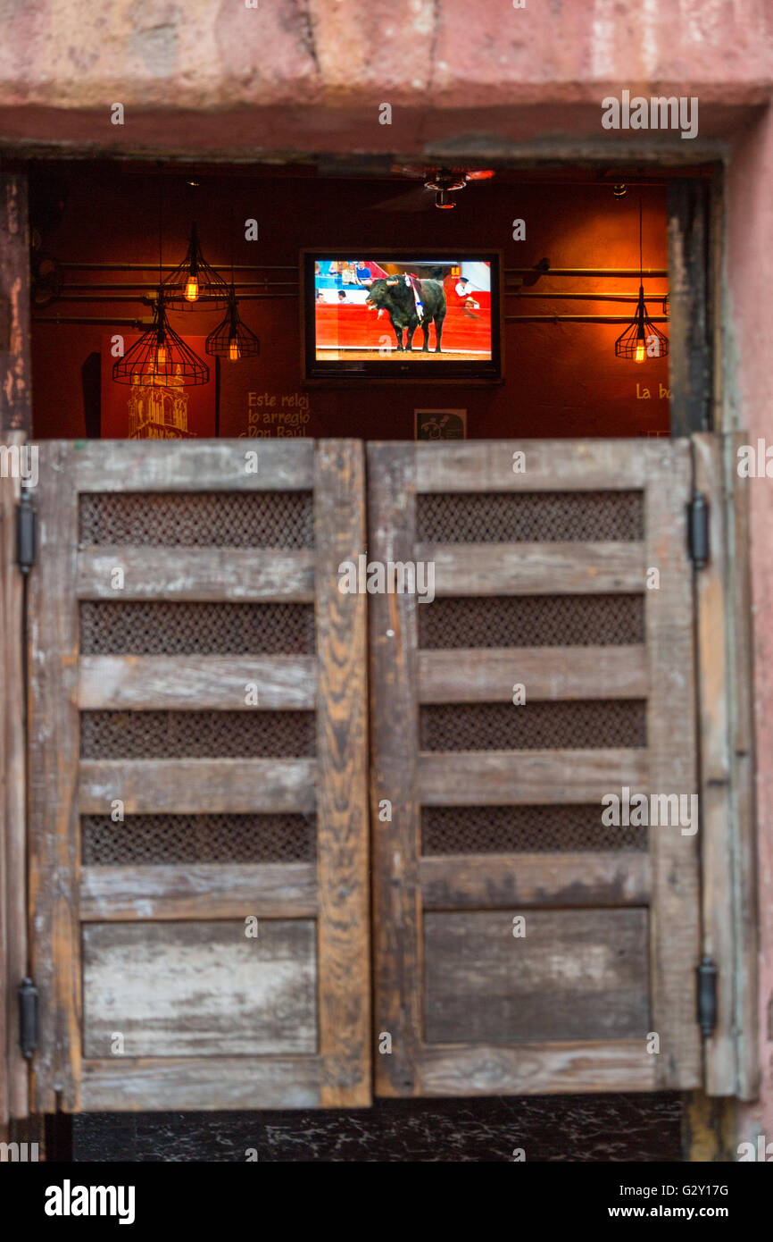 Un toro lucha juega en la televisión el pasado dos puertas batientes en una  cantina tradicional en San Miguel de Allende, México Fotografía de stock -  Alamy