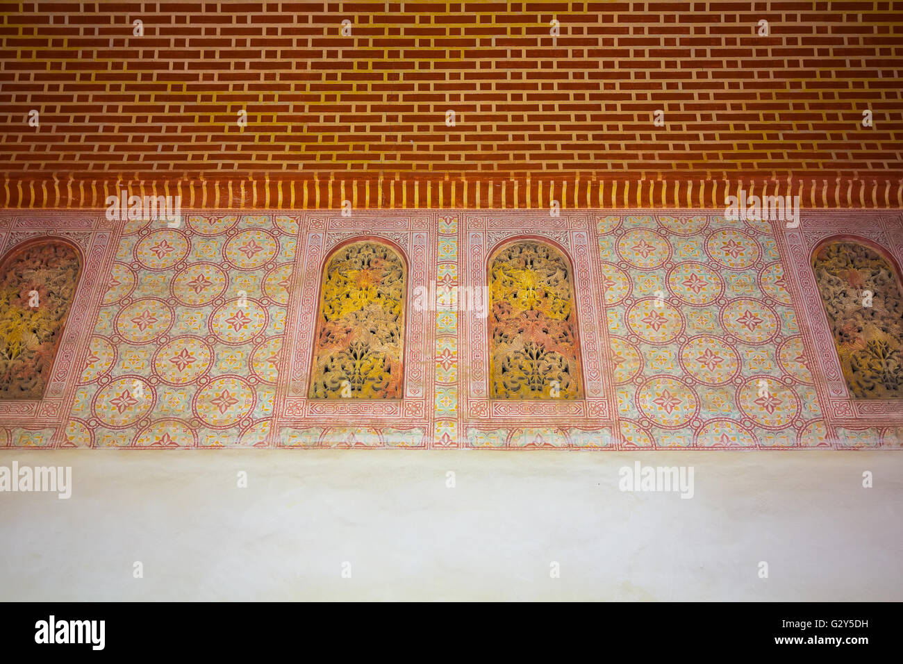 Los techos están decorados en el famoso Palacio de la Alcazaba en Málaga, España Foto de stock