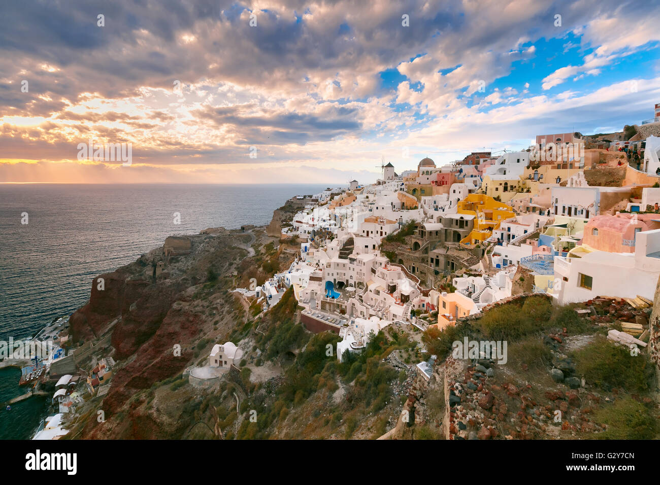 Oia o Ia al atardecer, Santorini, Grecia Foto de stock