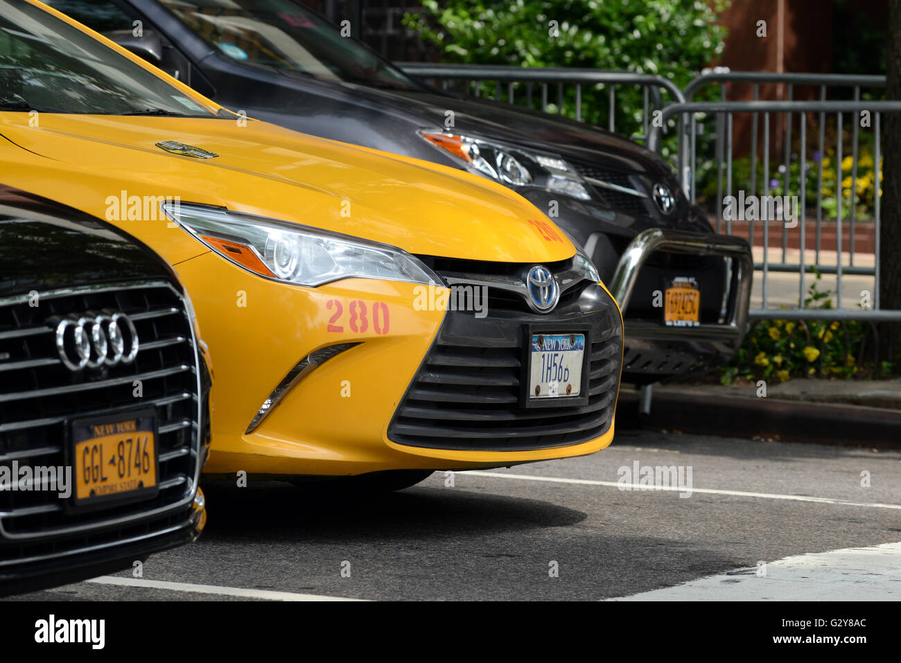 A pesar del rápido aumento de Uber y Lyft Medallón y caída en los costos, el taxi amarillo permanece omnipresente en la Ciudad de Nueva York Foto de stock