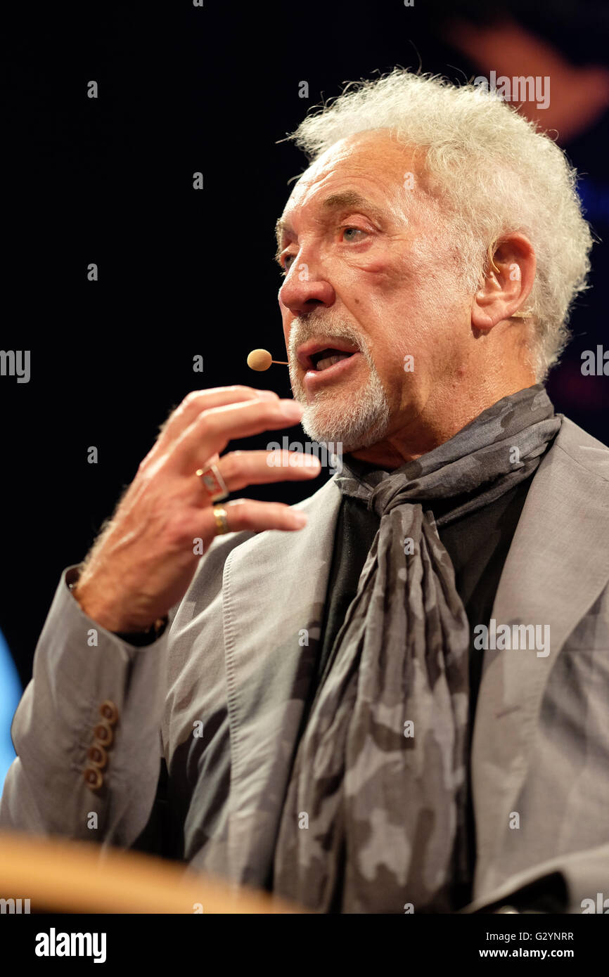 Hay Festival, Gales, Reino Unido - El domingo 5 de junio del 2016 - Tom Jones en el escenario del Festival de heno antes de vender a un público para hablar de su vida y su libro sobre la parte superior y la espalda. Se trata de Tom la primera aparición pública desde la reciente muerte de su esposa. Hoy es el último día de los 11 días de festival de arte y literarias. Fotografía Steven Mayo / Alamy Live News Foto de stock