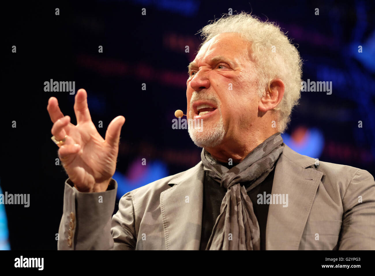 Hay Festival, Gales, Reino Unido - Junio 2016 - Tom Jones en el escenario del Festival del Libro de heno antes de vender a un público para hablar de su vida y su libro sobre la parte superior y la espalda. Esto fue Tom's primera aparición pública desde la reciente muerte de su esposa. A veces Tom encontró el evento emocional tranquila como recordó a su esposa y a comienzos de la vida. Fotografía Steven Mayo / Alamy Live News Foto de stock