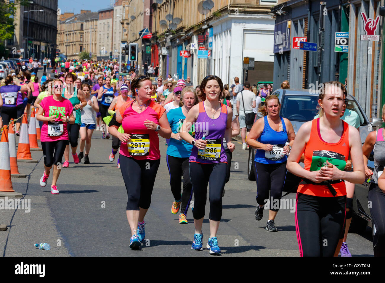 En un caluroso domingo de junio soleado, con temperaturas en los mediados de los 20's, más de 6.000 mujeres participaron en el Glasgow 'Gran Marcha' comenzando en el parque Kelvingrove y recorre la ciudad y junto al río Clyde, alentado por el camino por músicos y porristas. A causa del calor, una ducha fría estación fue establecido para los participantes que atraviesan y enfríe. Foto de stock