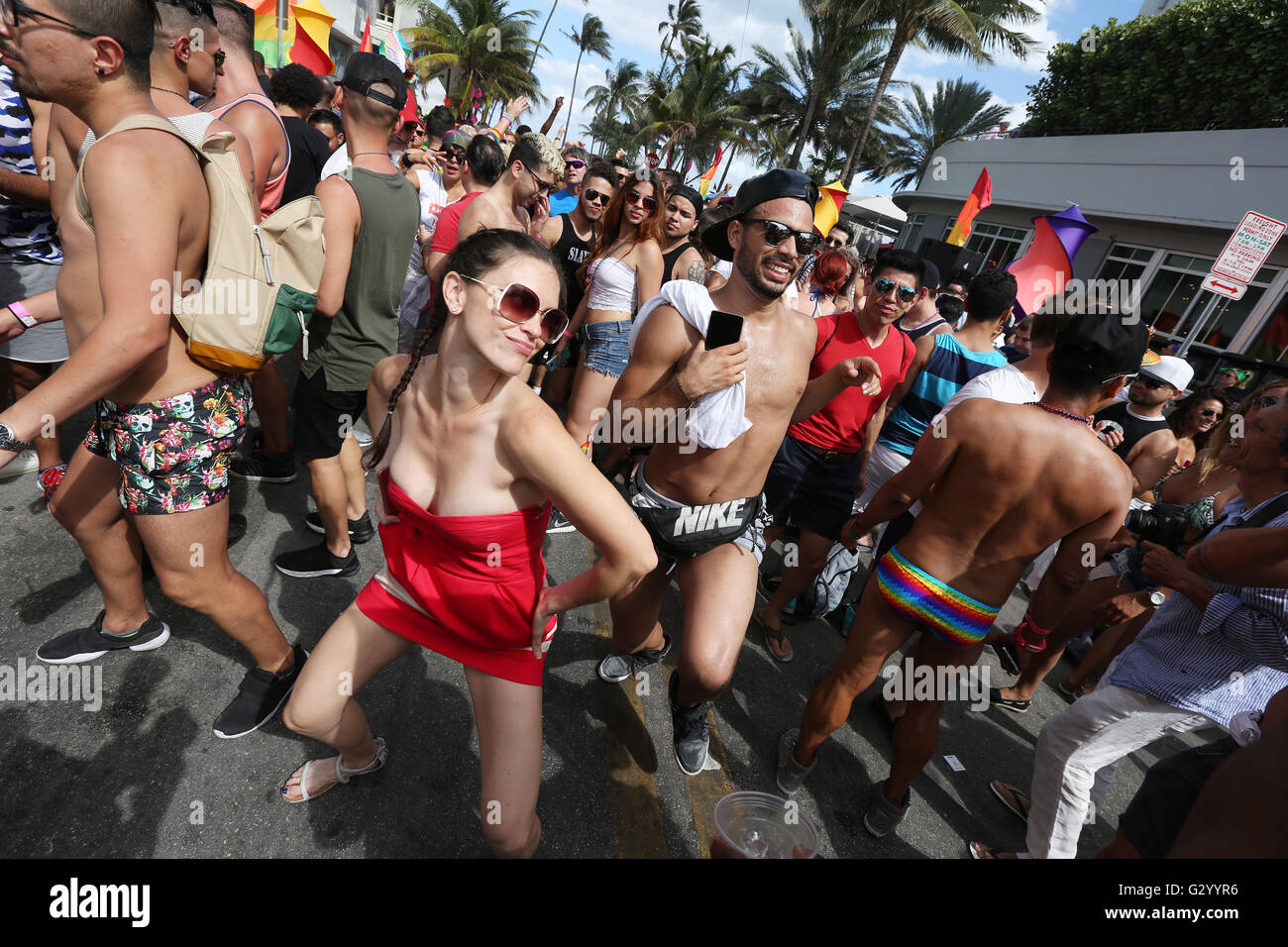 Fiesta en la calle durante la celebración del Orgullo Gay de Miami Beach a  lo largo de Ocean Drive y la calle 12 Fotografía de stock - Alamy