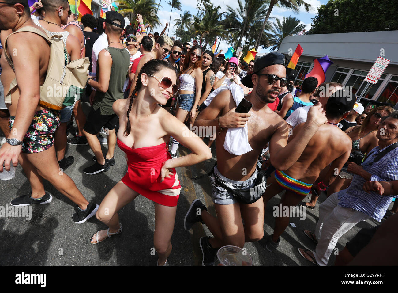 Fiesta en la calle durante la celebración del Orgullo Gay de Miami Beach a  lo largo de Ocean Drive y la calle 12 Fotografía de stock - Alamy