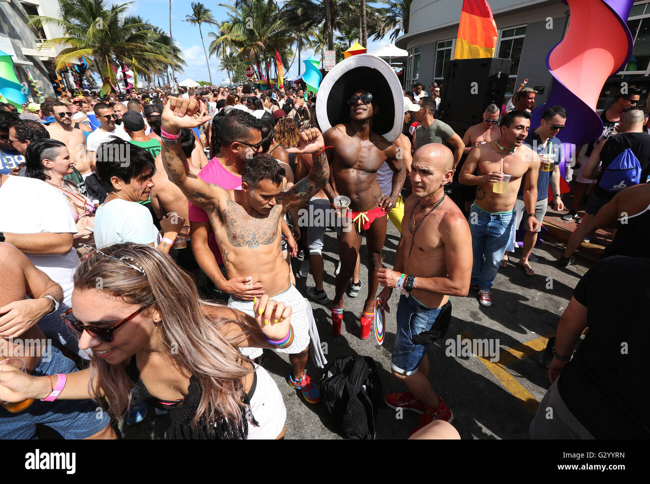 Fiesta en la calle durante la celebración del Orgullo Gay de Miami Beach a  lo largo de Ocean Drive y la calle 12 Fotografía de stock - Alamy